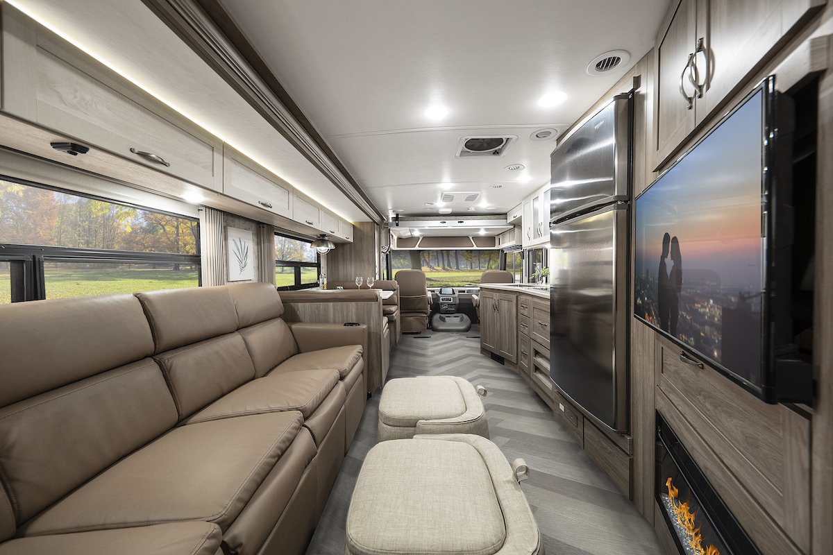 overview-Winnebago-Adventurer-AD-B2Falt_35F-23