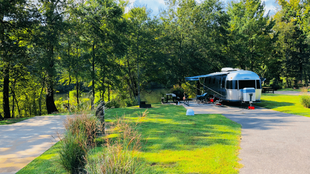 Just five minutes away from Hot Springs, Arkansas Catherine’s Landingis aptly named as it features one mile of water frontage on beautiful Lake Catherine. Many sites are waterfront and there are beautiful woods all around. Each paved site has full hook-ups, a picnic table, BBQ grill, and fire ring.