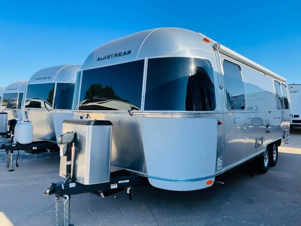 airstream_flying_cloud_25fb_queen-guide-to-luxury-rvs-06-2022 