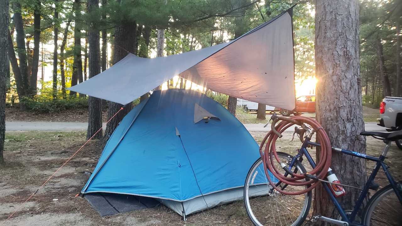 tarp-over-tent-how-to-insulate-a-tent-for-winter-camping-11-2022 