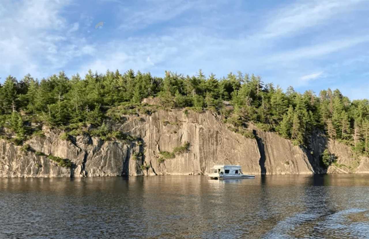 grassy-bay-cliffs-guide-to-rving-voyageurs-national-park-01-2023 