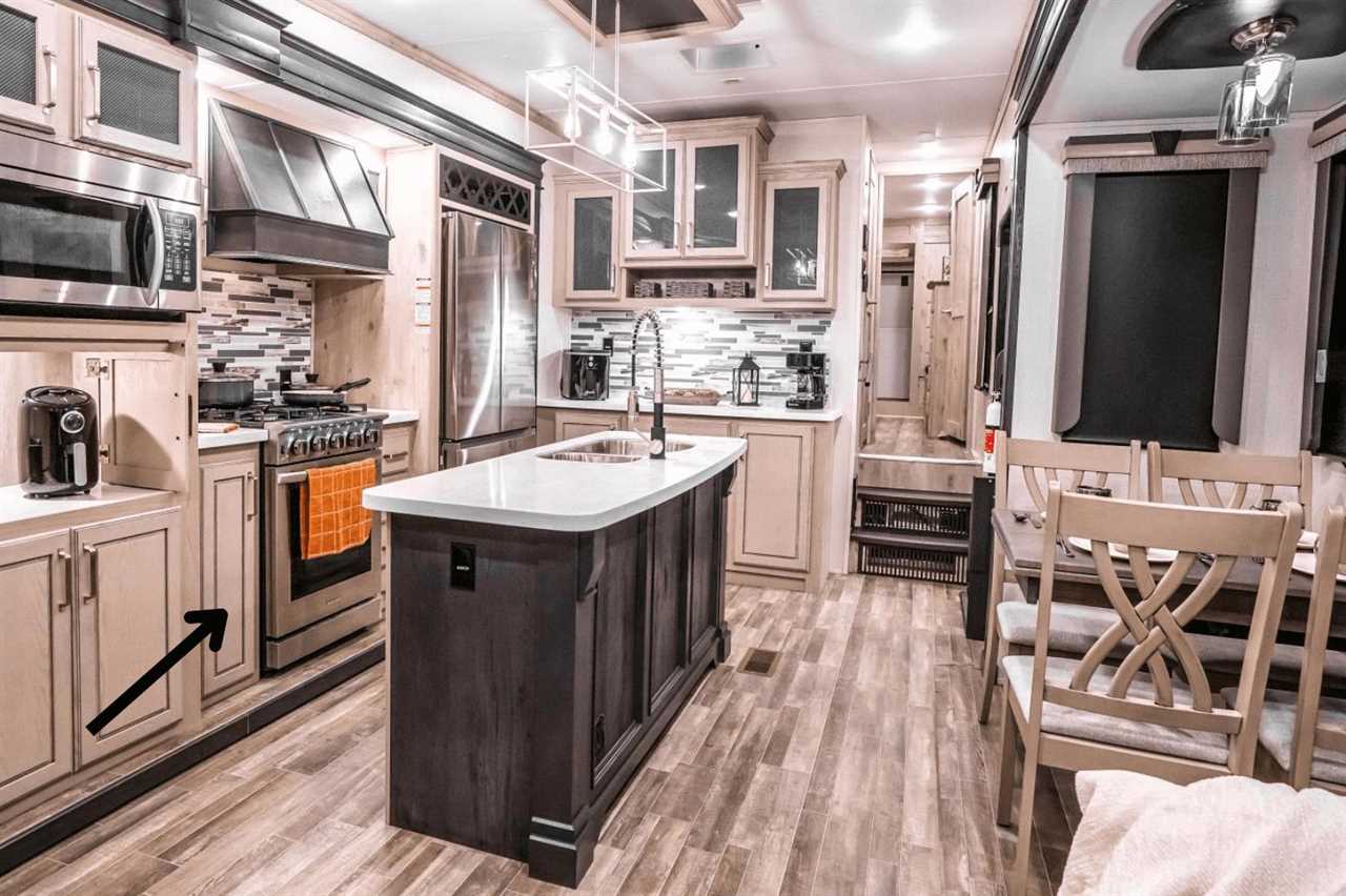 next-to-cooktop-rv-trash-cans-01-2023 