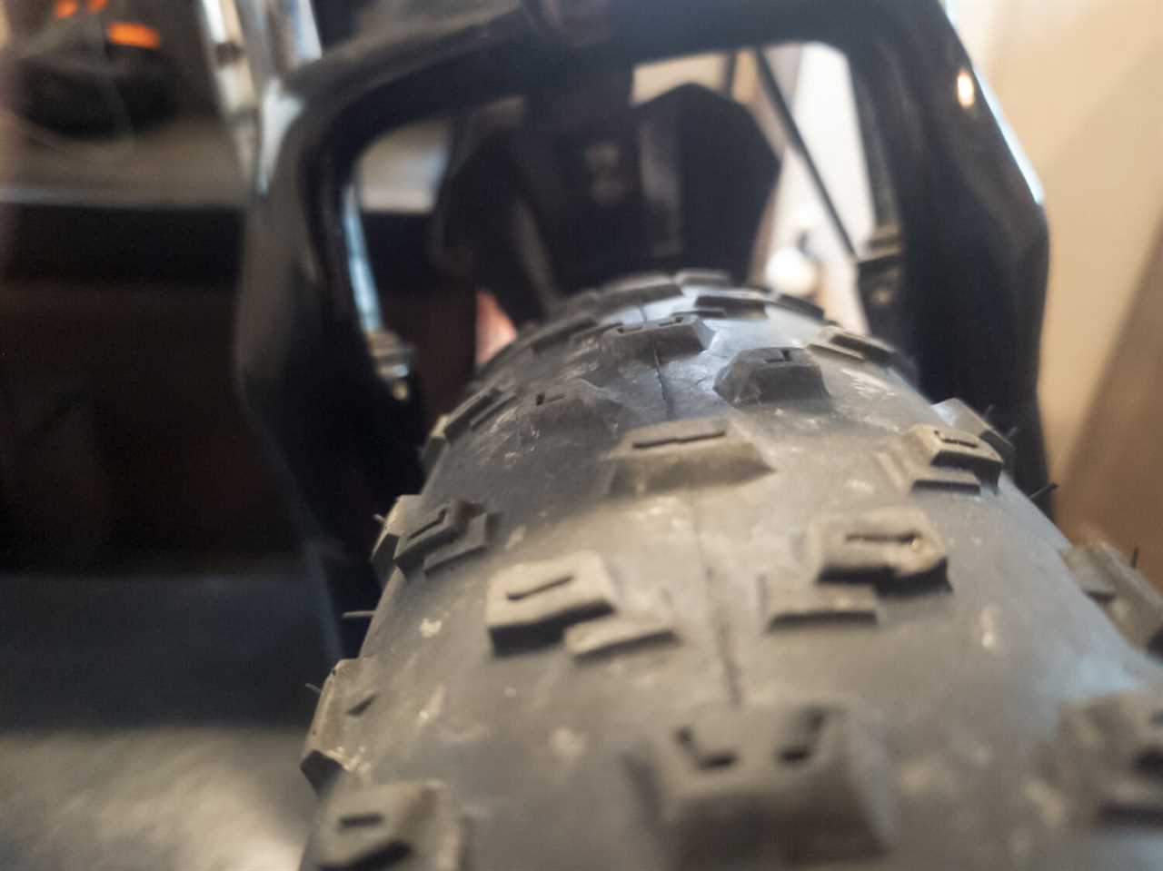 tire-tread-ideaplay-electric-mountain-bike-review-01-2023 