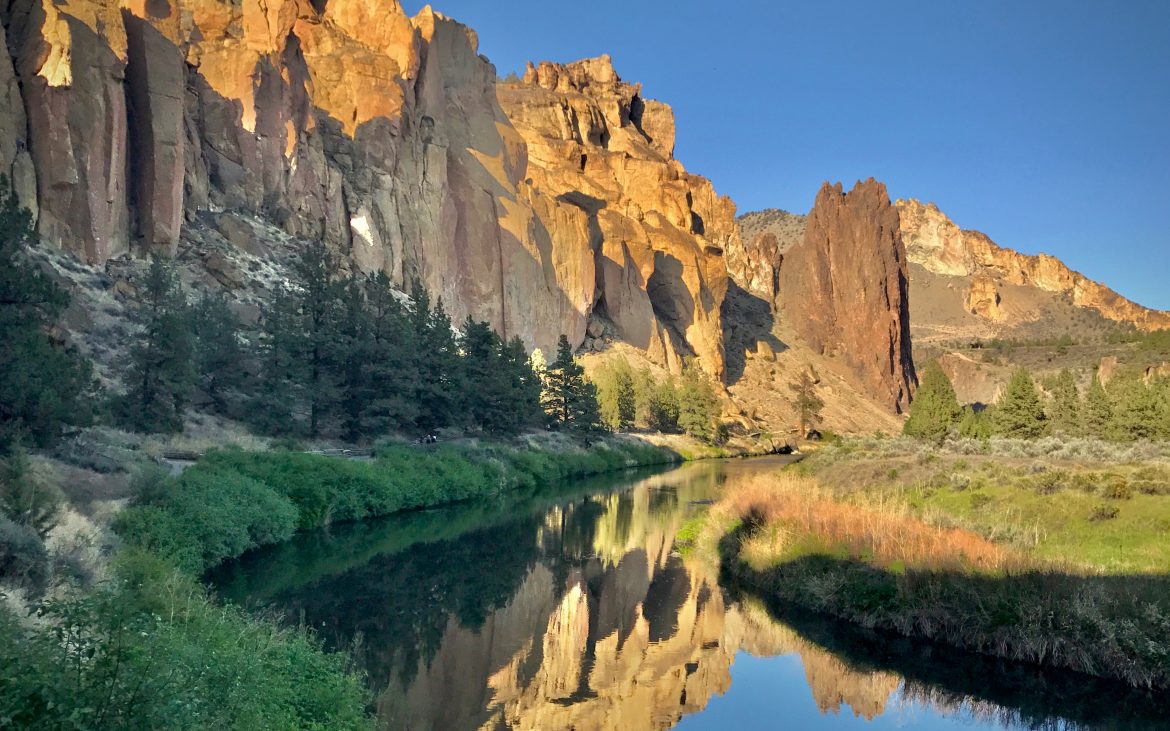 The River Trail follows the meandering Crooked River at Smith Rock. 