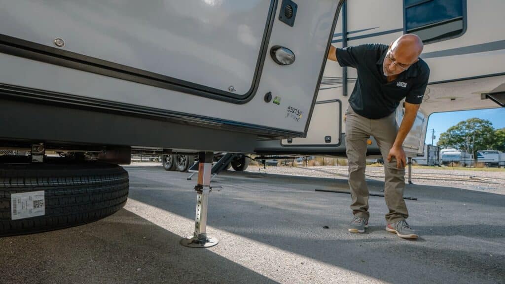 fifth-wheel-how-to-stabilize-your-rv-05-2023 