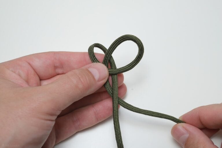 snake knot bring standing end to the right