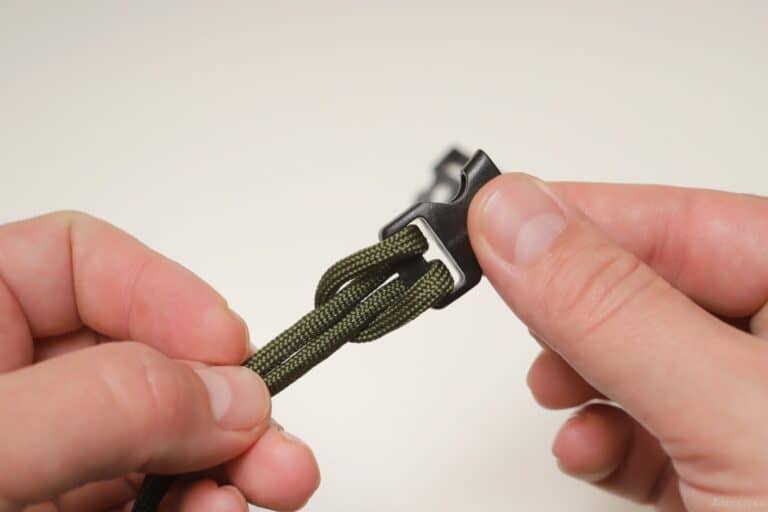 diy paracord bracelet tightening hitch around buckle