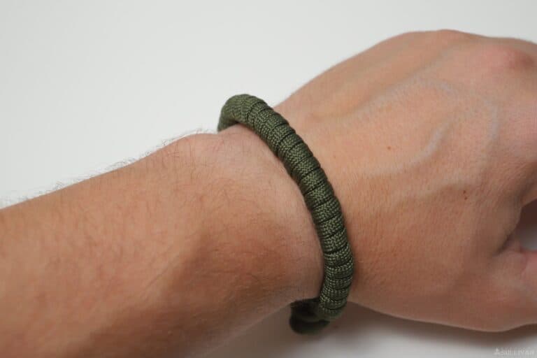 single strand knot and loop paracord bracelet