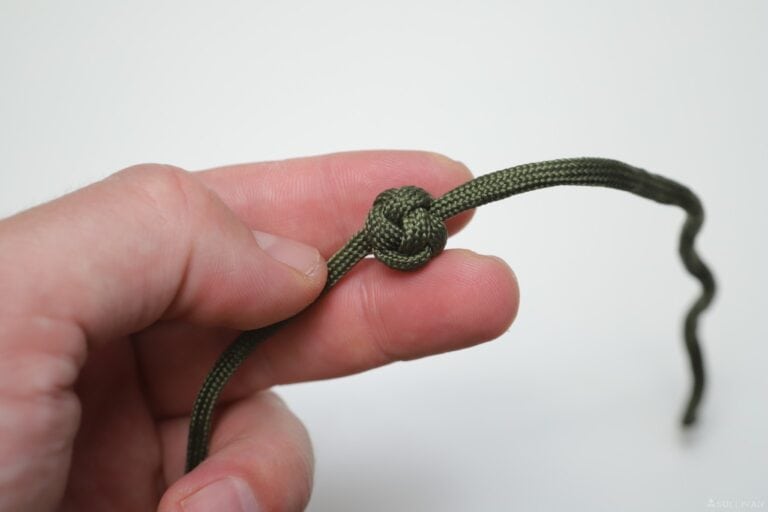 single strand knot and loop paracord bracelet tightening stopper knot