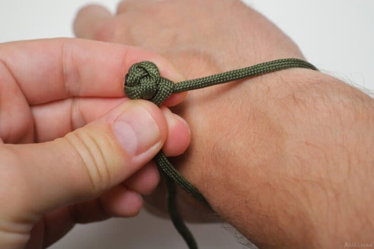 single strand knot and loop paracord bracelet sizing the paracord on wrist