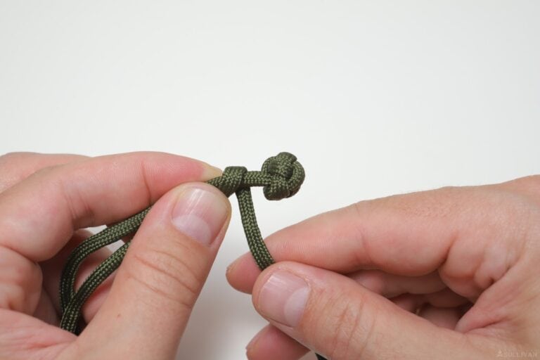 single strand knot and loop paracord bracelet make half wrap around knot