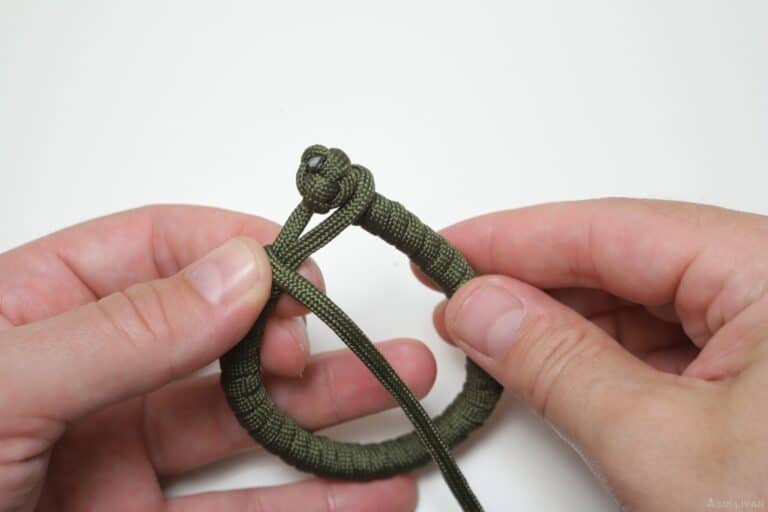 single strand knot and loop paracord bracelet passing knot through loop
