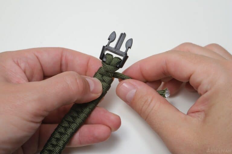 fishtail paracord bracelet passing free end through the weave