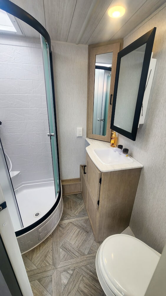 Forest River Wildwood X-Lite 24View bathroom