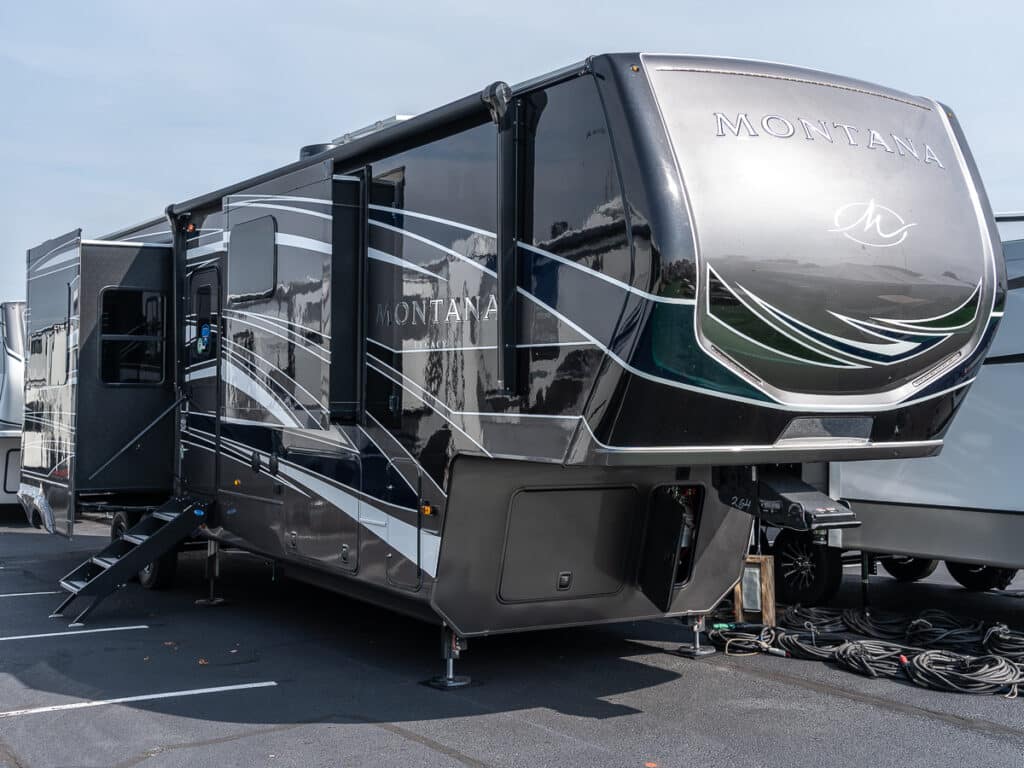 Keystone Montana 3901RK exterior