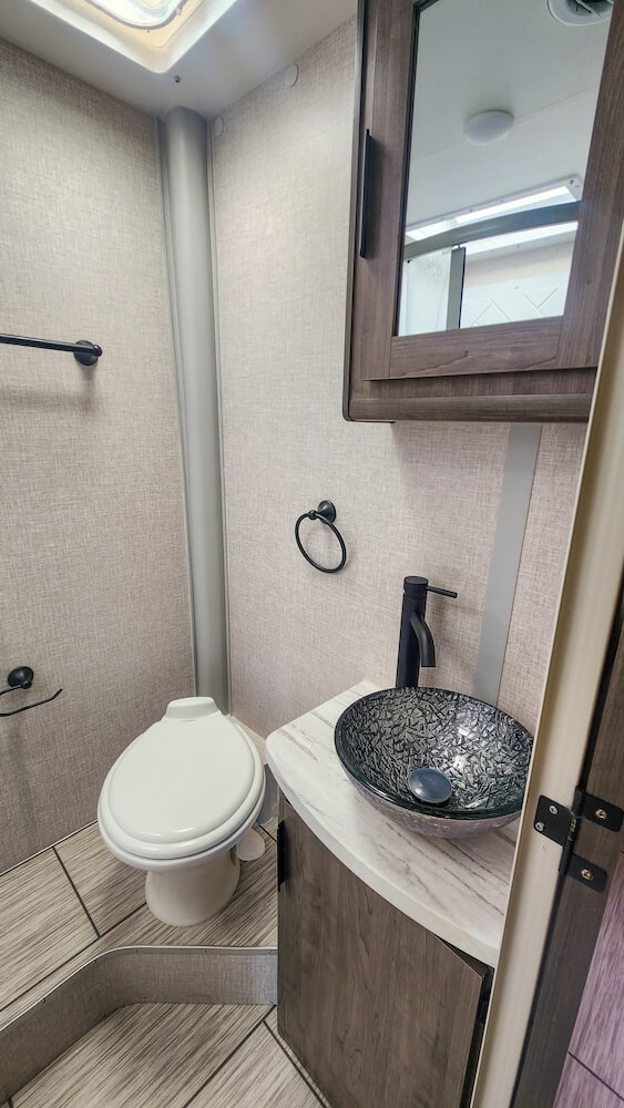 Lance 2075 bathroom