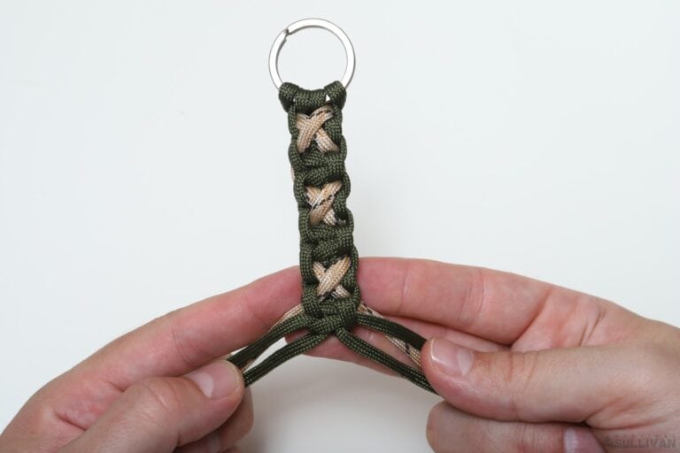 crisscross solomon paracord keychain pulling all tails to the sides