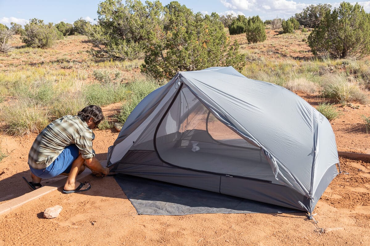 Man setting up Sea to Summit Tent at campsite in Utah