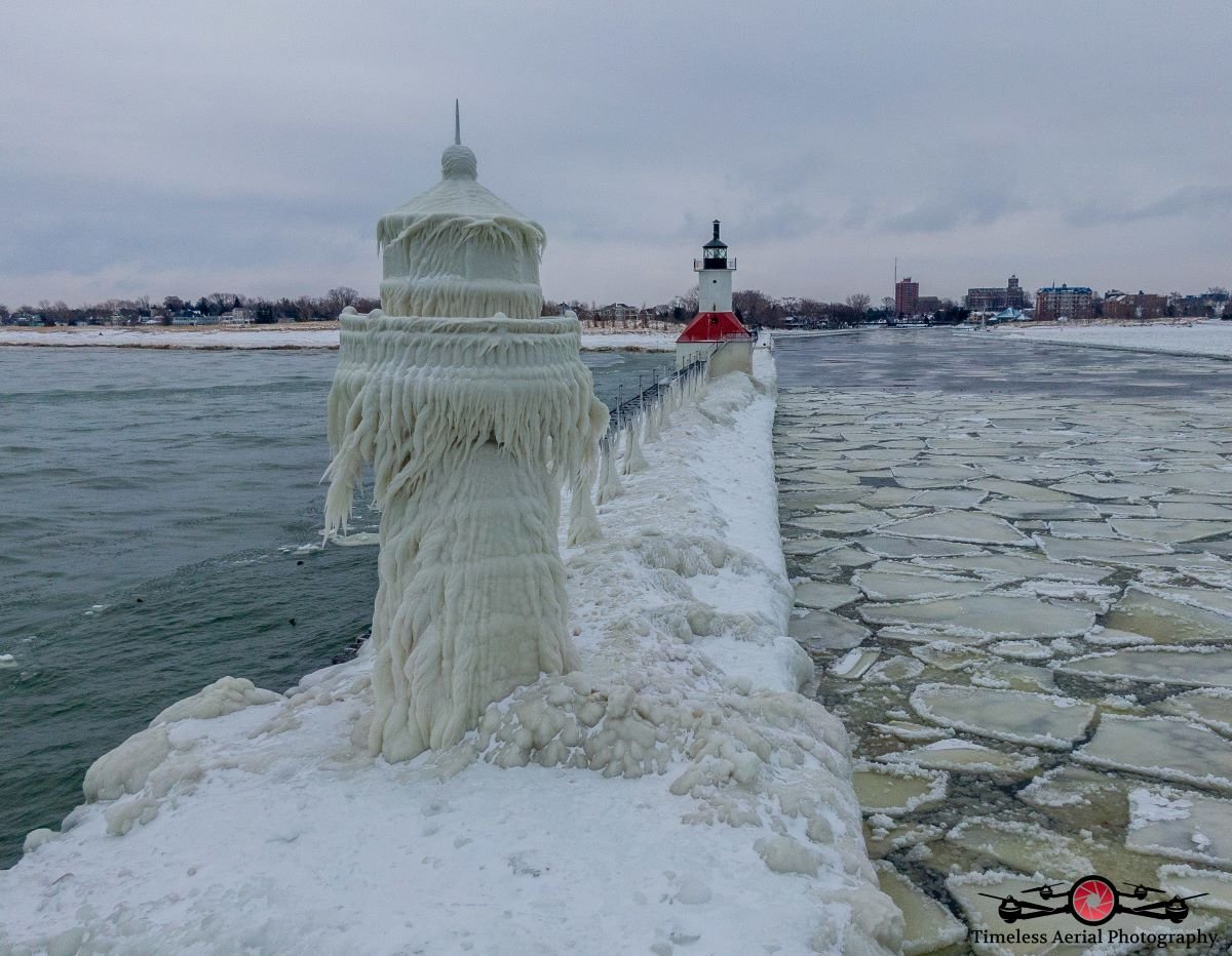 Storm Transforms Lake Michigan’s Lighthouses Into Ice Sculpture Masterpieces: Watch the 4K Footage 