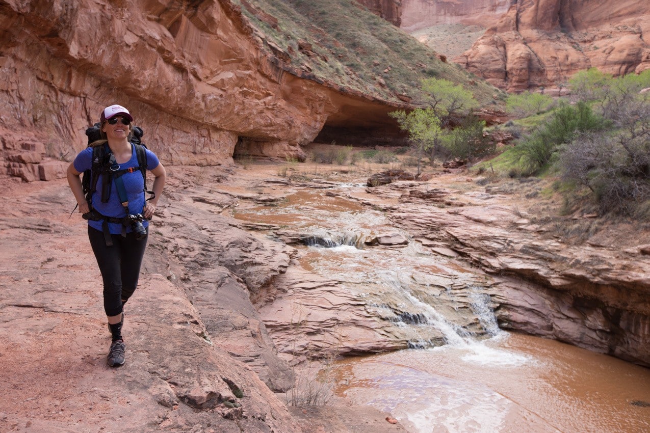 Check out our detailed backpacking guide for exploring Coyote Gulch in Utah. Our guide includes information on gear, campsites, permits & trailheads.