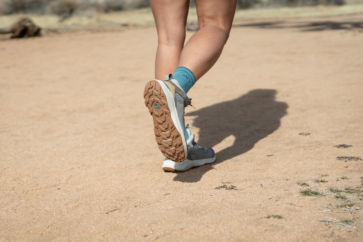 A foot lifting while hiking to show the bottom traction of the Oboz Cottonwood mid waterproof hiking boots on a trail in Joshua Tree National Park