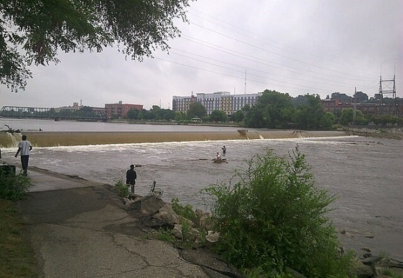 Boat with 3 Fishermen Capsizes at 6th Street Dam