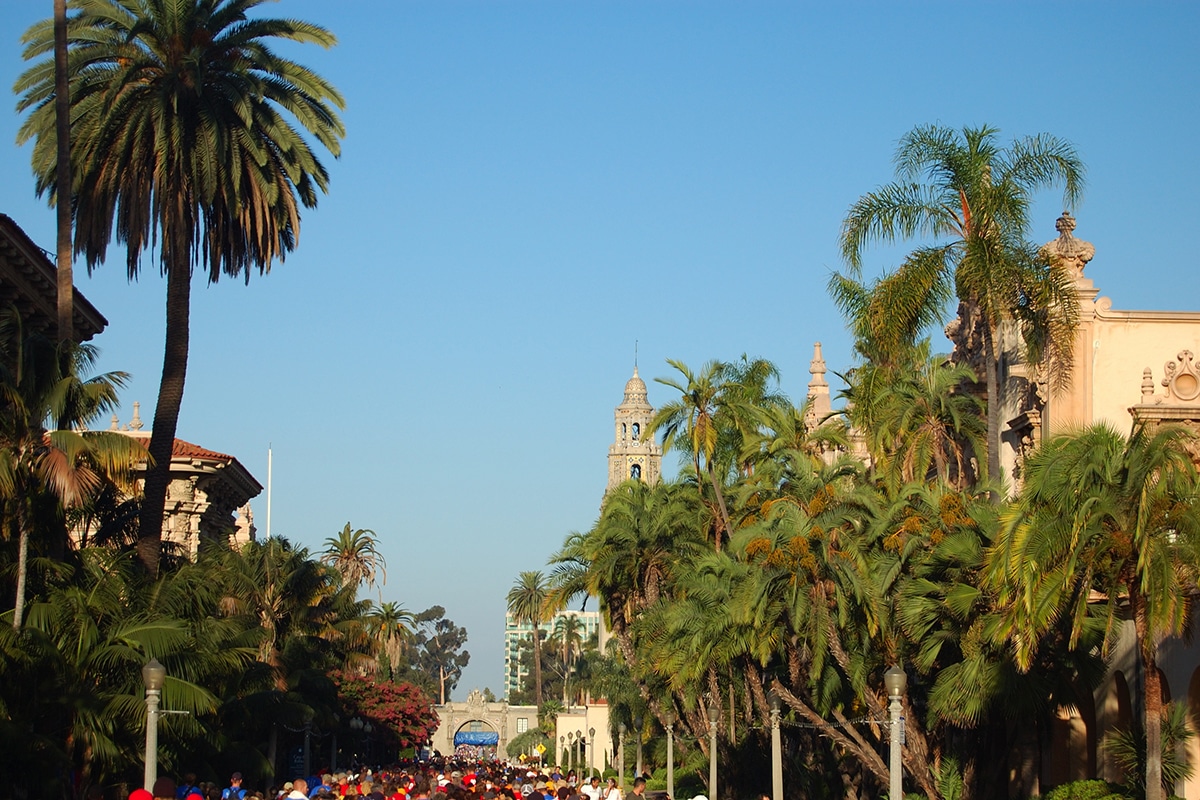 Marathon runnings amid vintages buildings.