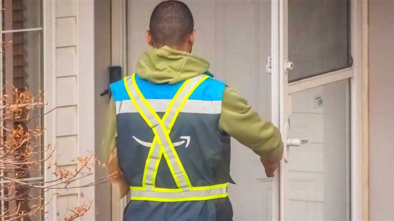 Delivery Driver Goes Viral After Adorable Interaction With Cats