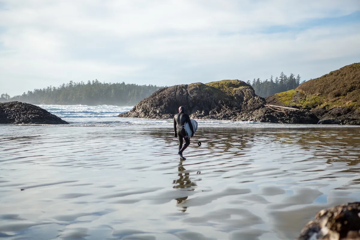 Woman Helps Surfer Knocked Unconscious by Large Wave